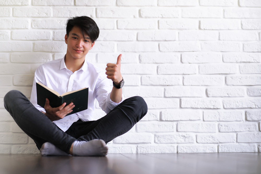 Manfaat membaca buku bagi masa depan sangatlah banyak, terutama bagi pemuda