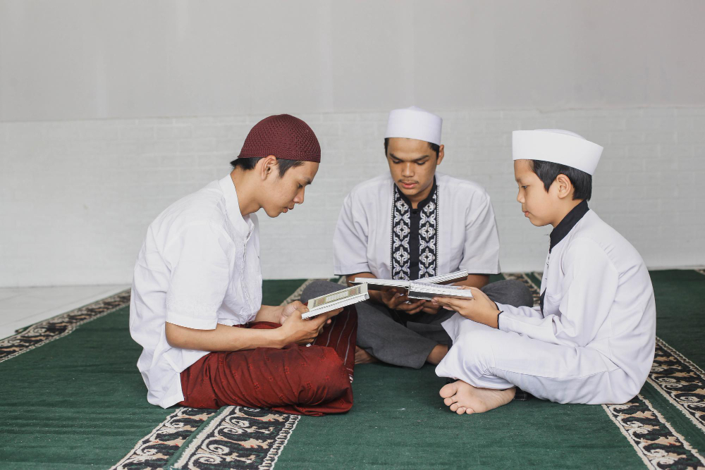 Pemuda membaca al quran di bulan syaban merupakan hal yang patut diutamakan