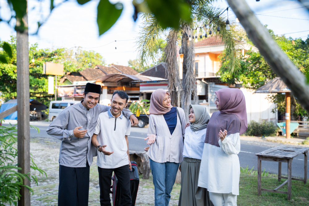 pulang shalat ied terasa menyenangkan bersama teman dan keluarga