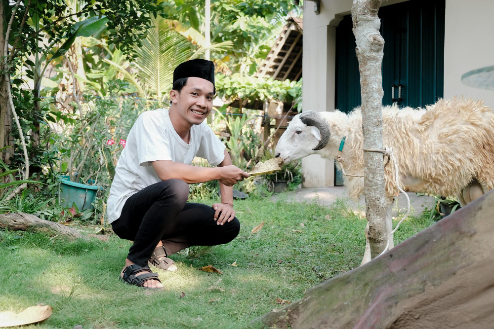 menyiapkan hewan kurban yang sesuai tuntunan syariat merupakan hal yang perlu dilakukan menjelang idul adha